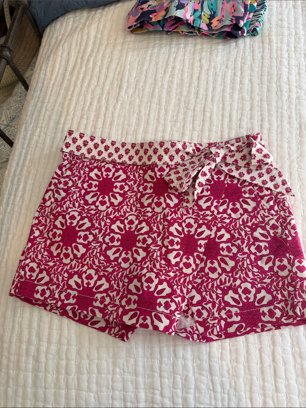 Vineyard Vines Pink and White Printed Tie-Waist Skort with side zipper